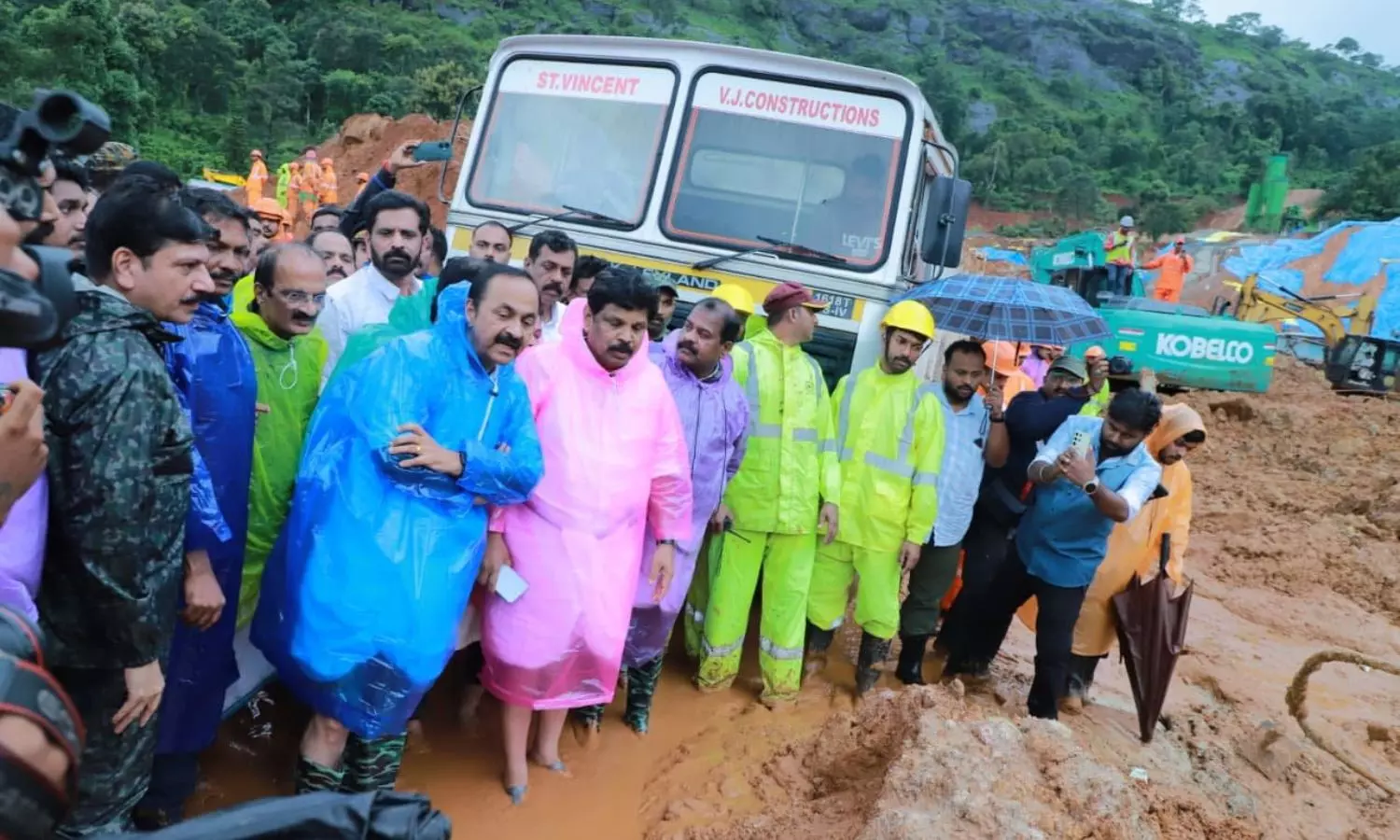 Kerala CM Satheesan Visits Wayanad Mudslide Disaster Site, Meets Victims Kerala CM Satheesan Visits Wayanad Mudslide Disaster Site, Meets Victims