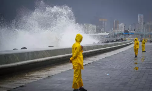Heavy Rains Lash Mumbai; Local Train Services Hit Heavy Rains Lash Mumbai; Local Train Services Hit
