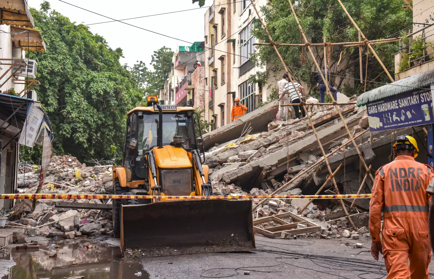 Delhi Building Collapse: Death Toll Climbs to Three, Rescue Ops End Delhi Building Collapse: Death Toll Climbs to Three, Rescue Ops End