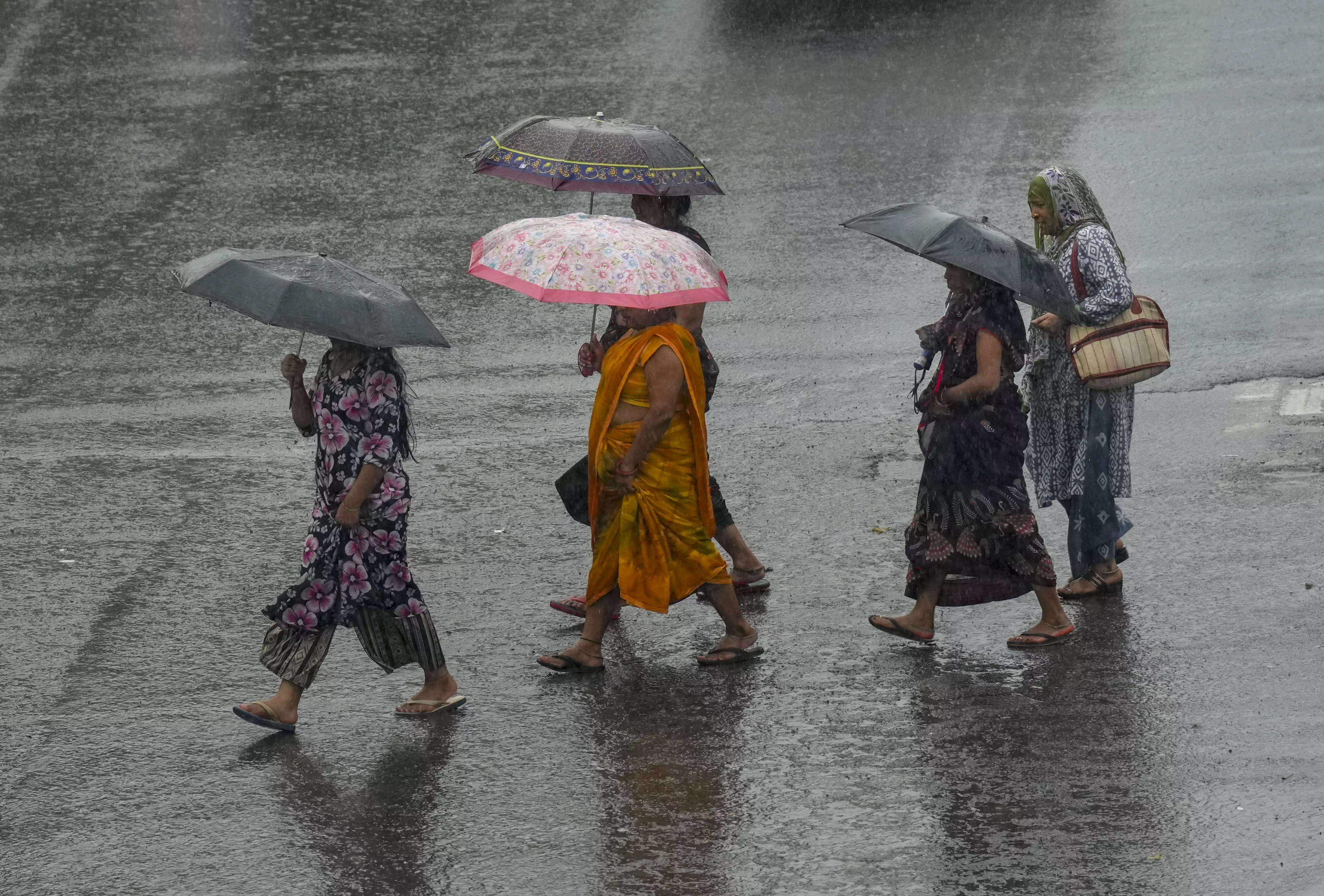 IMD Forecasts Cloudy Sky, Intermittent Light To Moderate Rain In Mumbai IMD Forecasts Cloudy Sky, Intermittent Light To Moderate Rain In Mumbai