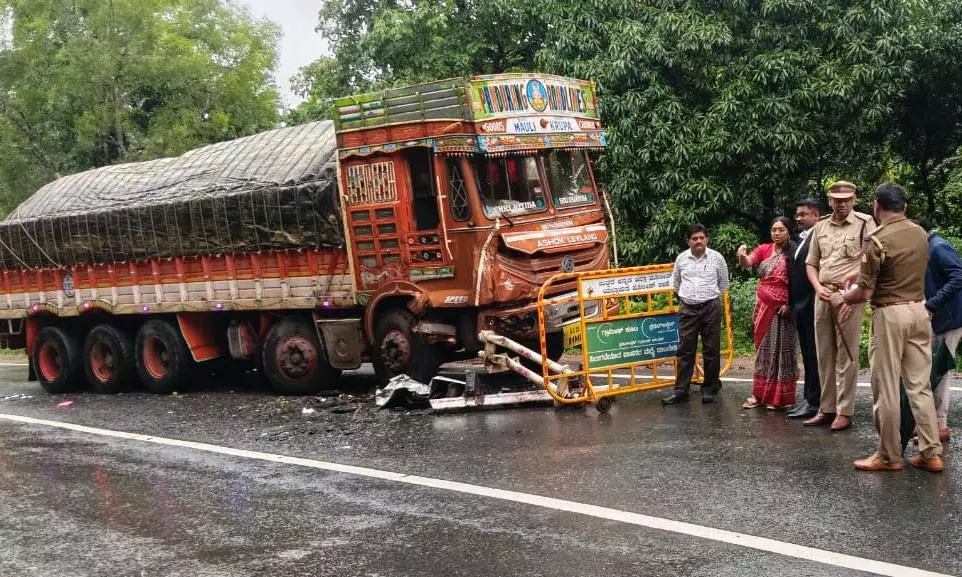 Yellapur: Seven From Dharwad Killed As Cruiser Rams Lorry On NH-52 Yellapur: Seven From Dharwad Killed As Cruiser Rams Lorry On NH-52