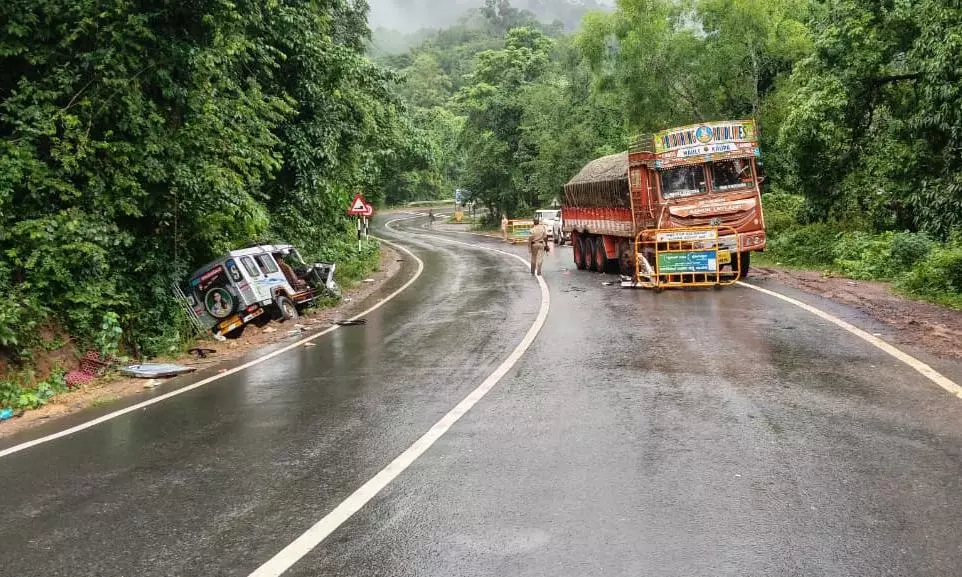 Yellapur: Seven From Dharwad Killed As Cruiser Rams Lorry On NH-52 Yellapur: Seven From Dharwad Killed As Cruiser Rams Lorry On NH-52