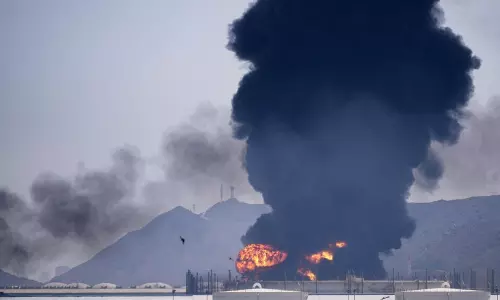 US Launches New Airstrikes on Iran, Tehran Fires Back at Gulf States US Launches New Airstrikes on Iran, Tehran Fires Back at Gulf States