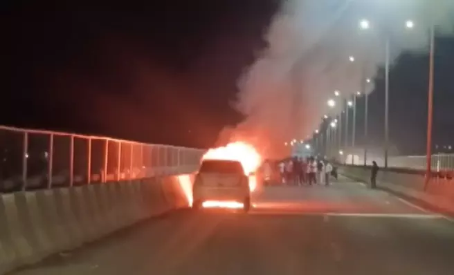 Moving Car Catches Fire in Mumbai, No One Hurt Moving Car Catches Fire in Mumbai, No One Hurt