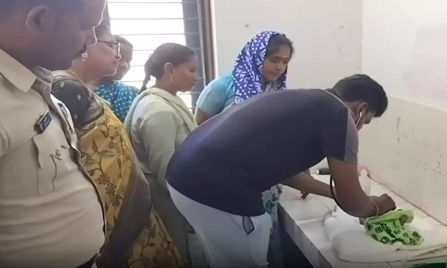 Prakasam: Abandoned Newborn Girl Found With Ant Bites Rescued Prakasam: Abandoned Newborn Girl Found With Ant Bites Rescued