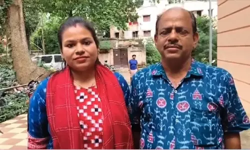 Odisha Woman Returns Bag With Rs 60,000 Cash And Valuables To Police Odisha Woman Returns Bag With Rs 60,000 Cash And Valuables To Police
