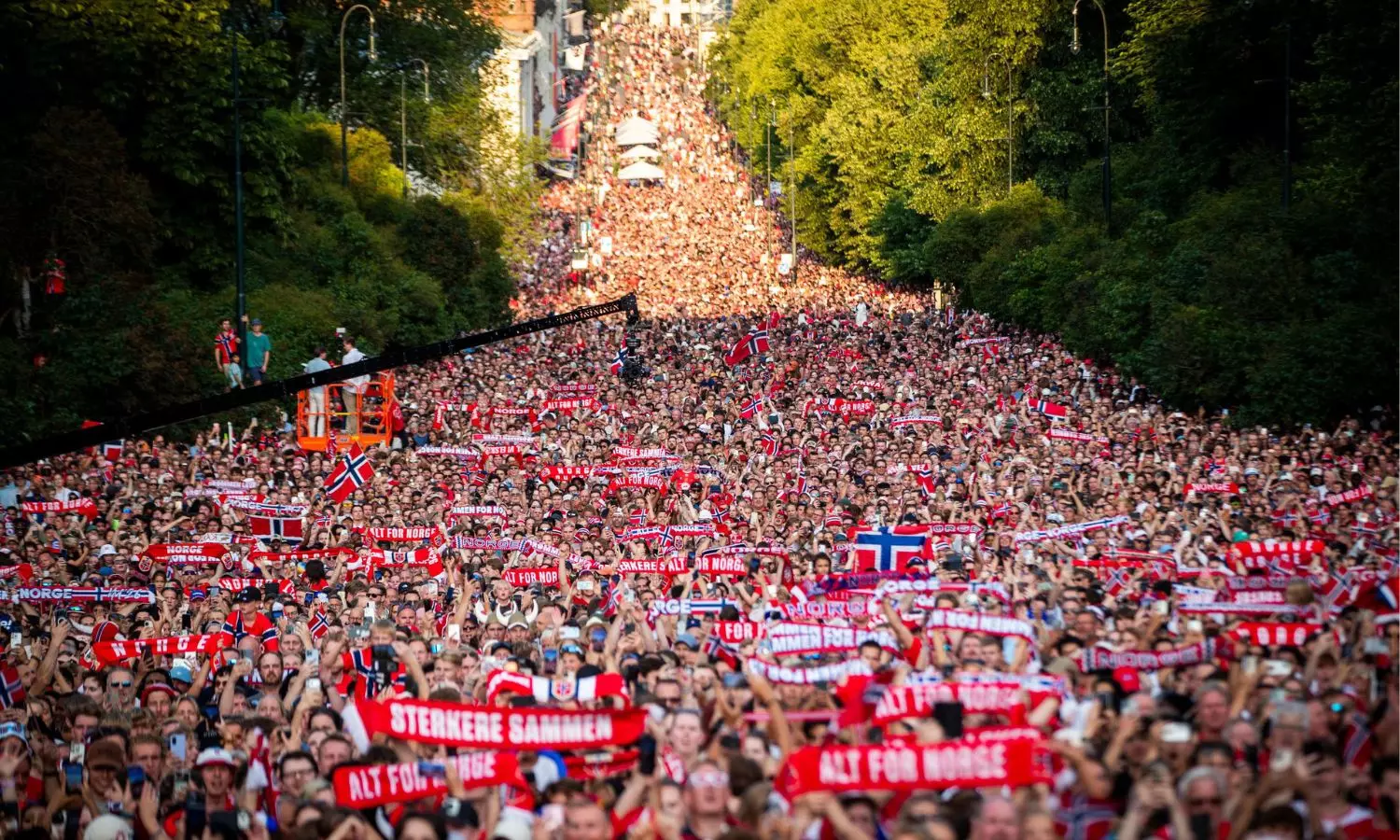 Mega Crowd Packs Oslo City As Fans Welcome World Cup Heroes of Norway Mega Crowd Packs Oslo City As Fans Welcome World Cup Heroes of Norway