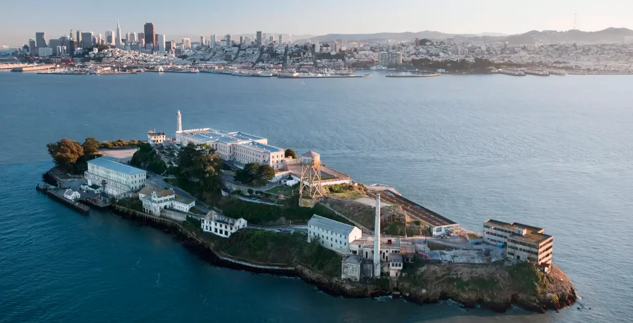 1 Dead, 2 Missing as Boat Sinks Near Alcatraz Island 1 Dead, 2 Missing as Boat Sinks Near Alcatraz Island