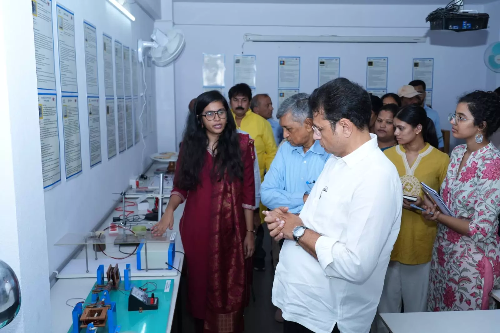 Govt Aims to Make Schools Akin to Corporate Institutions: Sridhar Babu Govt Aims to Make Schools Akin to Corporate Institutions: Sridhar Babu