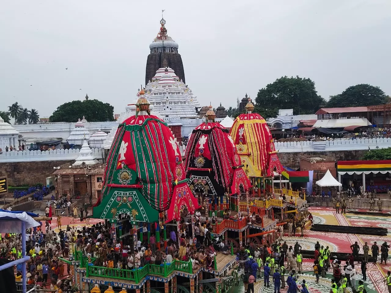 A Divine Spectacle Unfolds: Three Majestic Chariots Reach Singhadwara as Puri Awaits the Lords Annual Journey A Divine Spectacle Unfolds: Three Majestic Chariots Reach Singhadwara as Puri Awaits the Lords Annual Journey