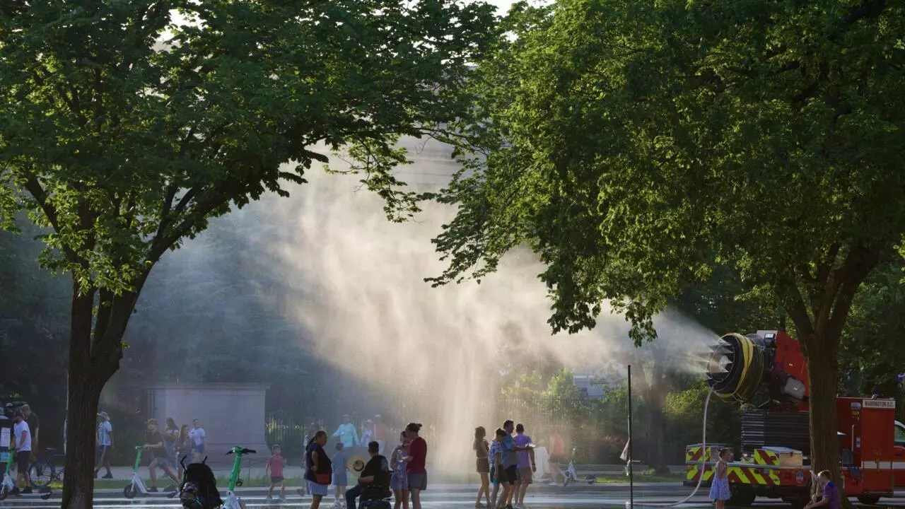 Record-Smashing Heat Wave Surges From West To Eastern US, Canada Record-Smashing Heat Wave Surges From West To Eastern US, Canada