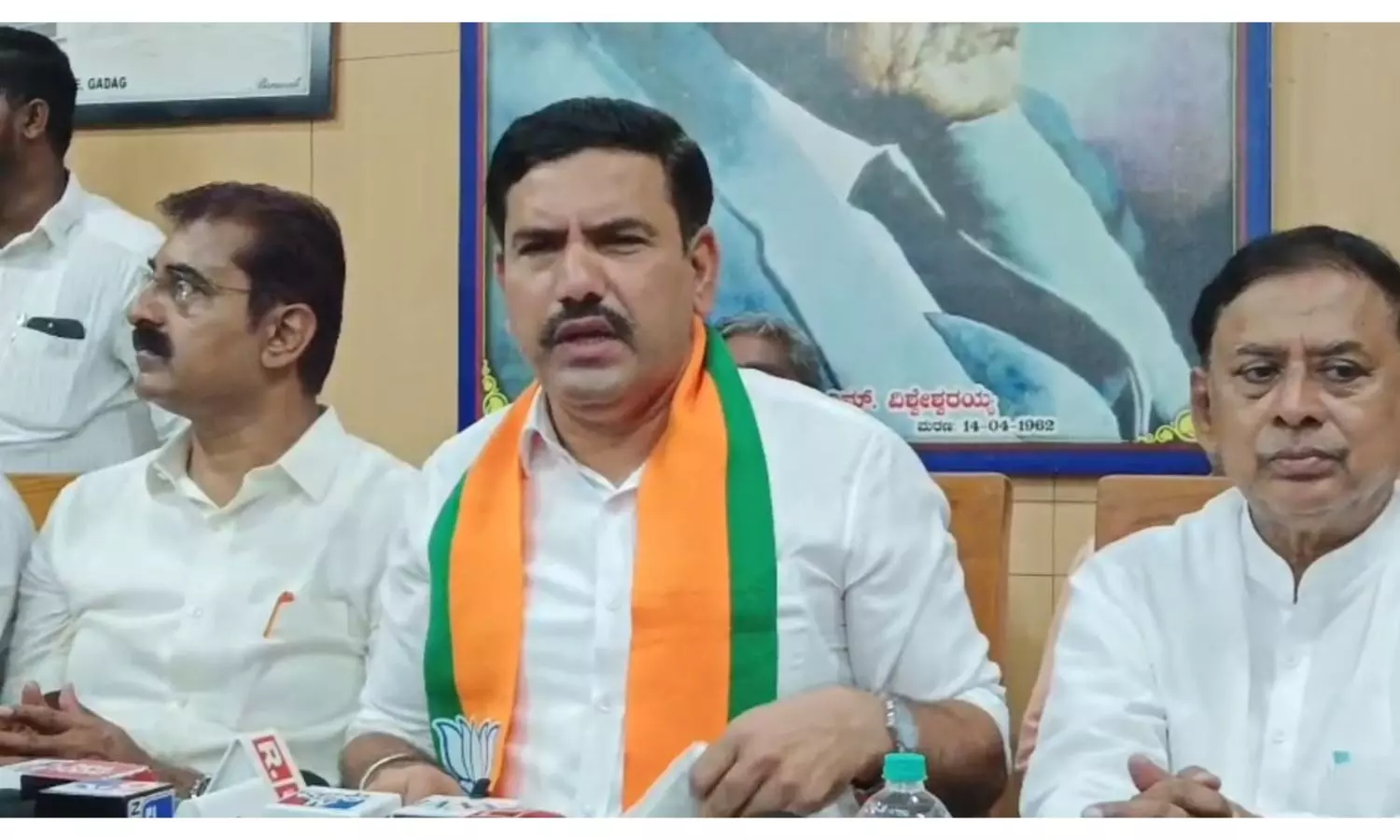 Vijayendra Asks Rahul Gandhi To Oppose State Governments Approach, Support Farmers Vijayendra Asks Rahul Gandhi To Oppose State Governments Approach, Support Farmers