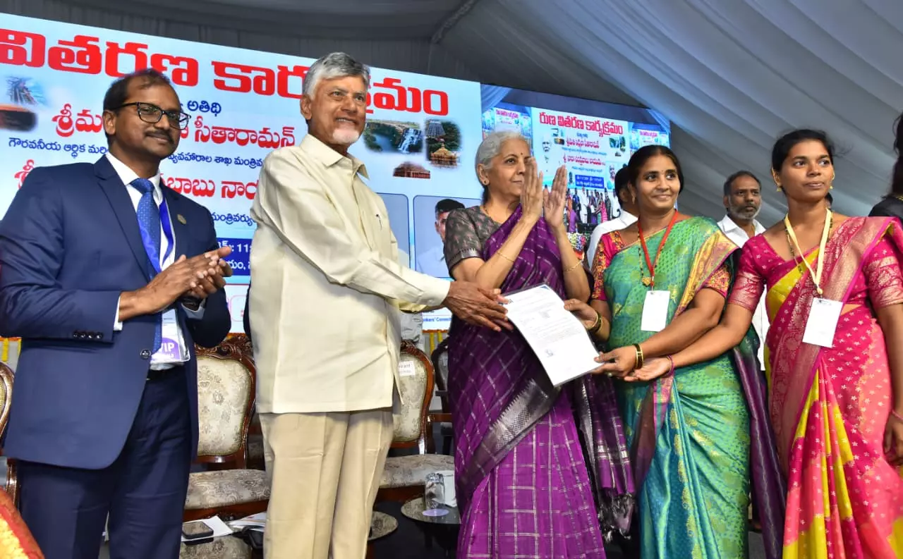 Naidu, Sitharaman Distribute Rs 3,216 Cr Loans to 1L Beneficiaries Naidu, Sitharaman Distribute Rs 3,216 Cr Loans to 1L Beneficiaries
