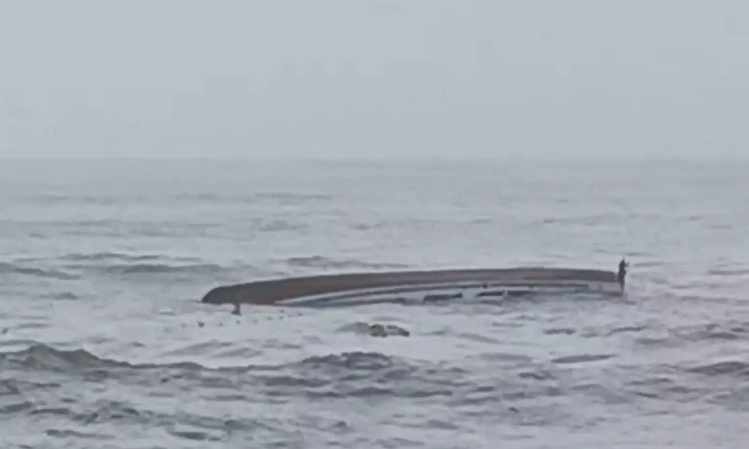Seven Fishermen Escape After Boat Capsizes Near Surathkal Seven Fishermen Escape After Boat Capsizes Near Surathkal
