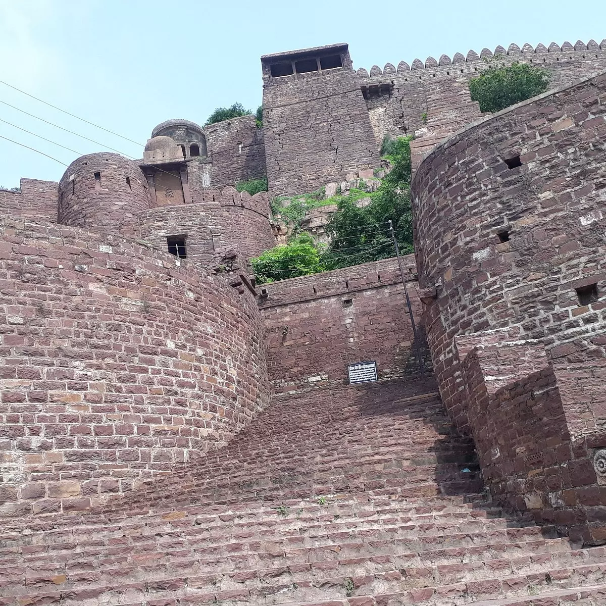 Madhya Pradesh: Armed Gang Raids MPs Narwar Fort, Steals Rare Astadhatu Cannon Madhya Pradesh: Armed Gang Raids MPs Narwar Fort, Steals Rare Astadhatu Cannon