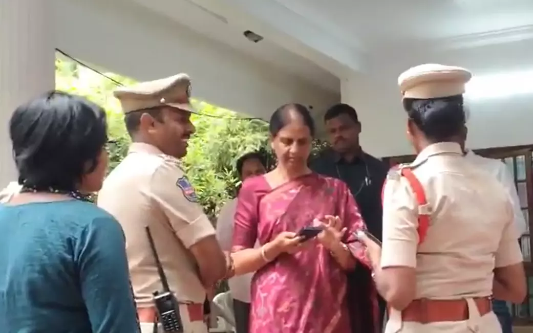 Sabitha Indra Reddy, RS Praveen Kumar Under House Arrest Before BRS Yuva Sangrama Sabha Sabitha Indra Reddy, RS Praveen Kumar Under House Arrest Before BRS Yuva Sangrama Sabha