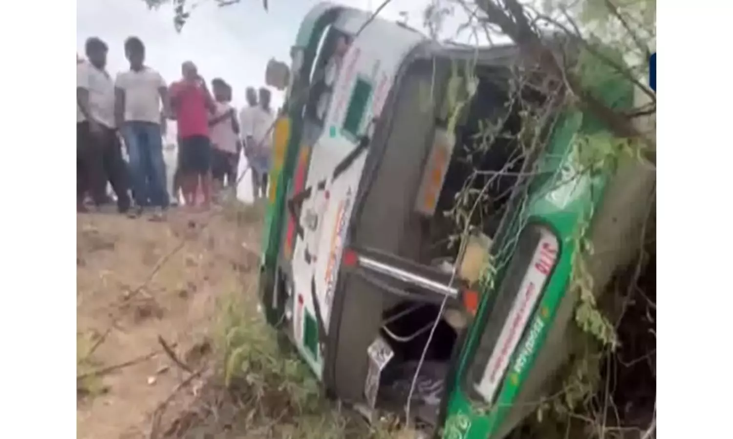 15 Hurt As RTC Bus Overturns Near Kondapi 15 Hurt As RTC Bus Overturns Near Kondapi