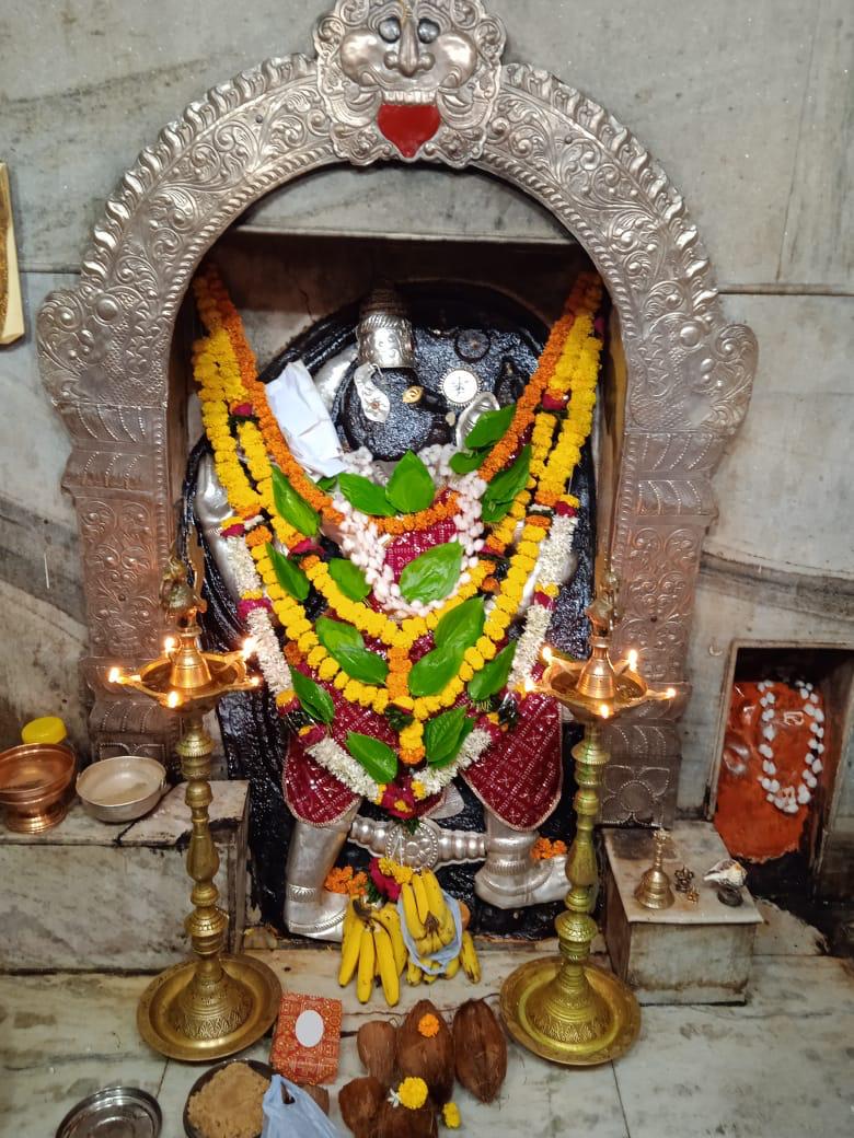 Four-State Devotees Throng Kala Hanuman Shrine on TG-Maha Border