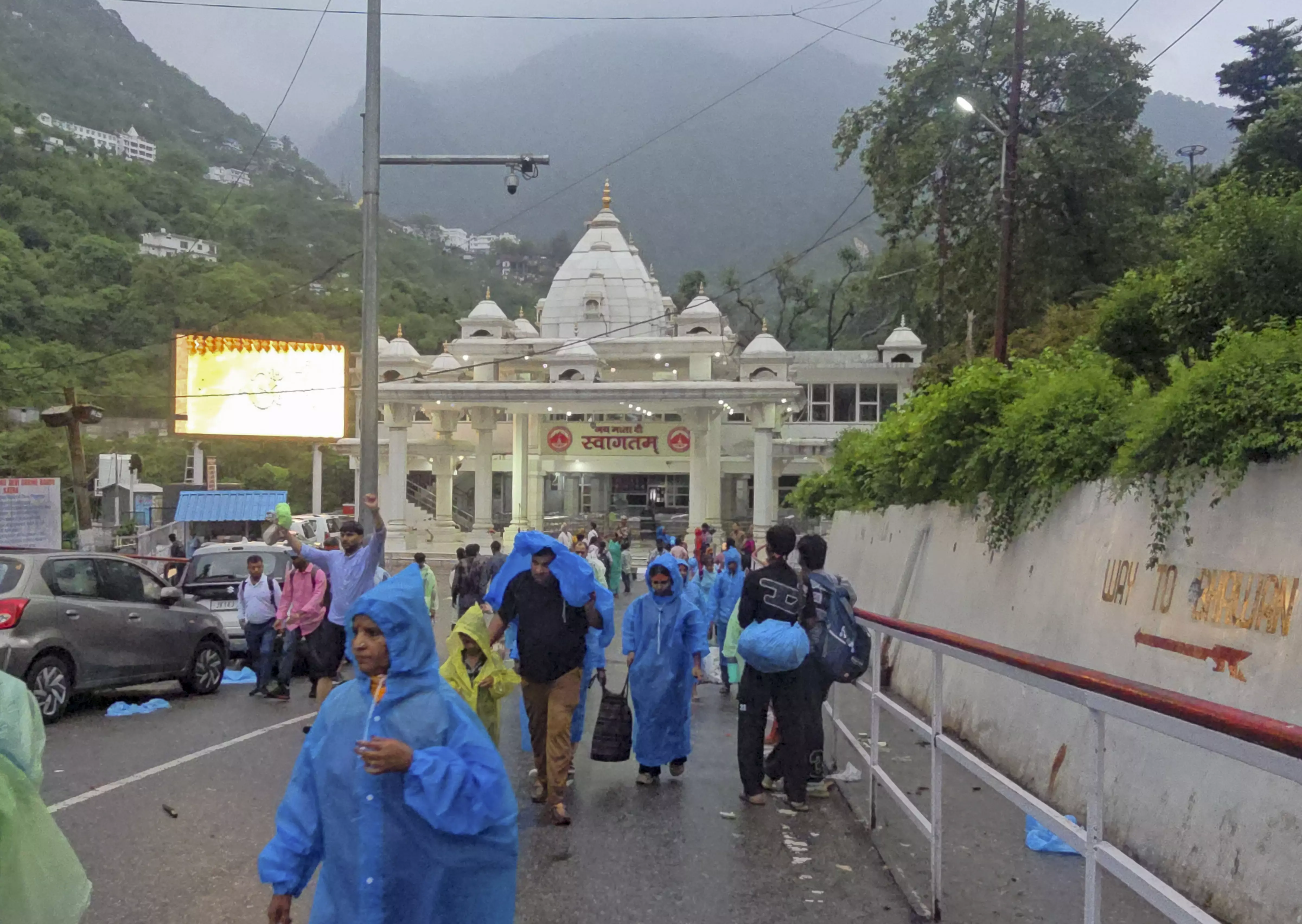 Vaishno Devi Yatra Suspended Amid Bad Weather; Amarnath Yatra Also Halted Vaishno Devi Yatra Suspended Amid Bad Weather; Amarnath Yatra Also Halted