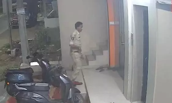 Fake Police Constable Held at Tirupati Homestay Fake Police Constable Held at Tirupati Homestay