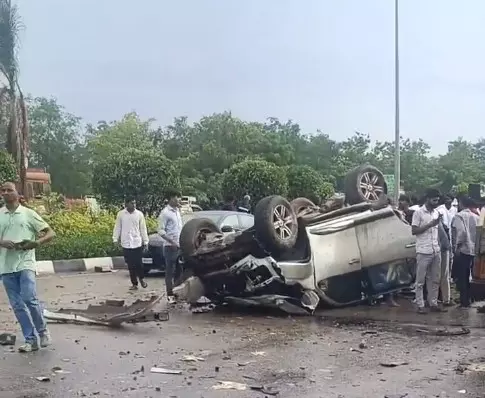 2 Killed, 3 Injured in Triple-Car Crash on ORR Near Sultanpur 2 Killed, 3 Injured in Triple-Car Crash on ORR Near Sultanpur