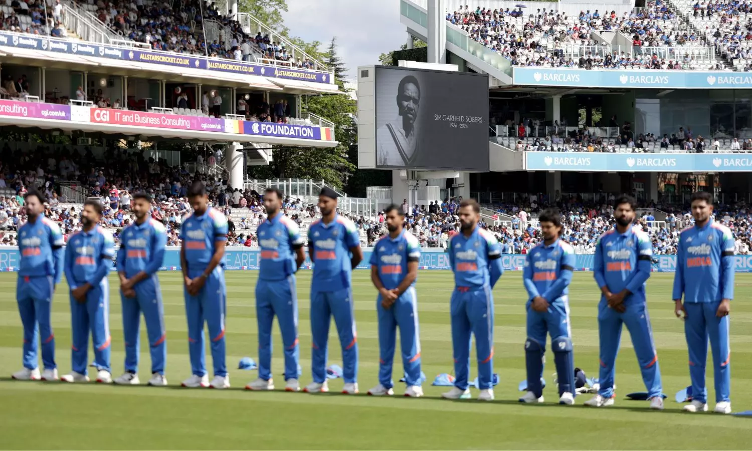 India, England Players Wear Black Armbands in Tribute to Sir Garry Sobers India, England Players Wear Black Armbands in Tribute to Sir Garry Sobers