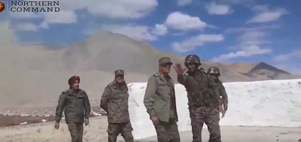 Northern Army Commander Assesses Next-Gen Weapons, Cutting-Edge Warfare Technologies on Ladakh Frontier