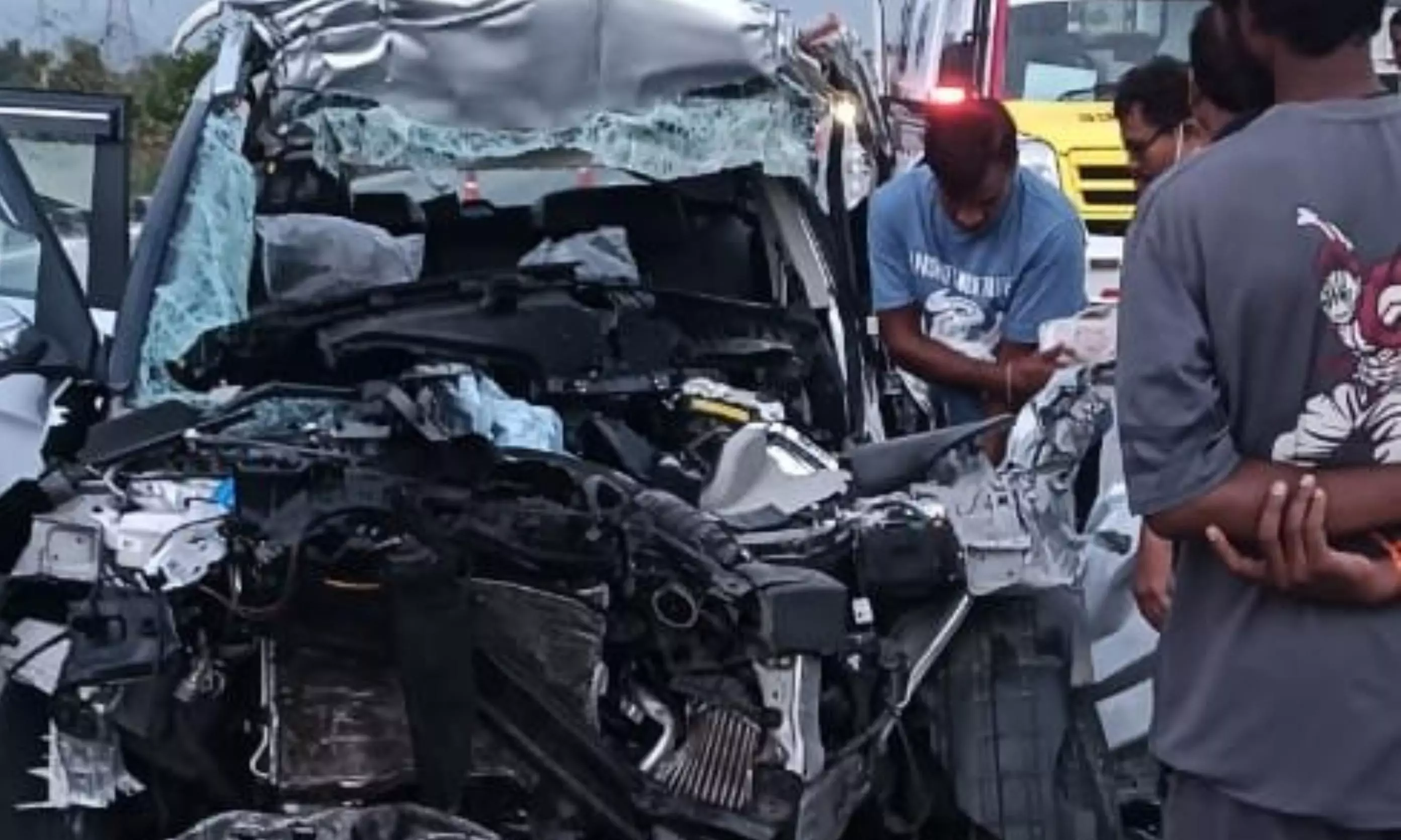 Ramagundam: Two Die in DCM Van-Lorry Collision Ramagundam: Two Die in DCM Van-Lorry Collision