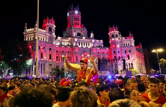 Teen Dies as Fountain Collapses During Spains World Cup Celebrations Teen Dies as Fountain Collapses During Spains World Cup Celebrations