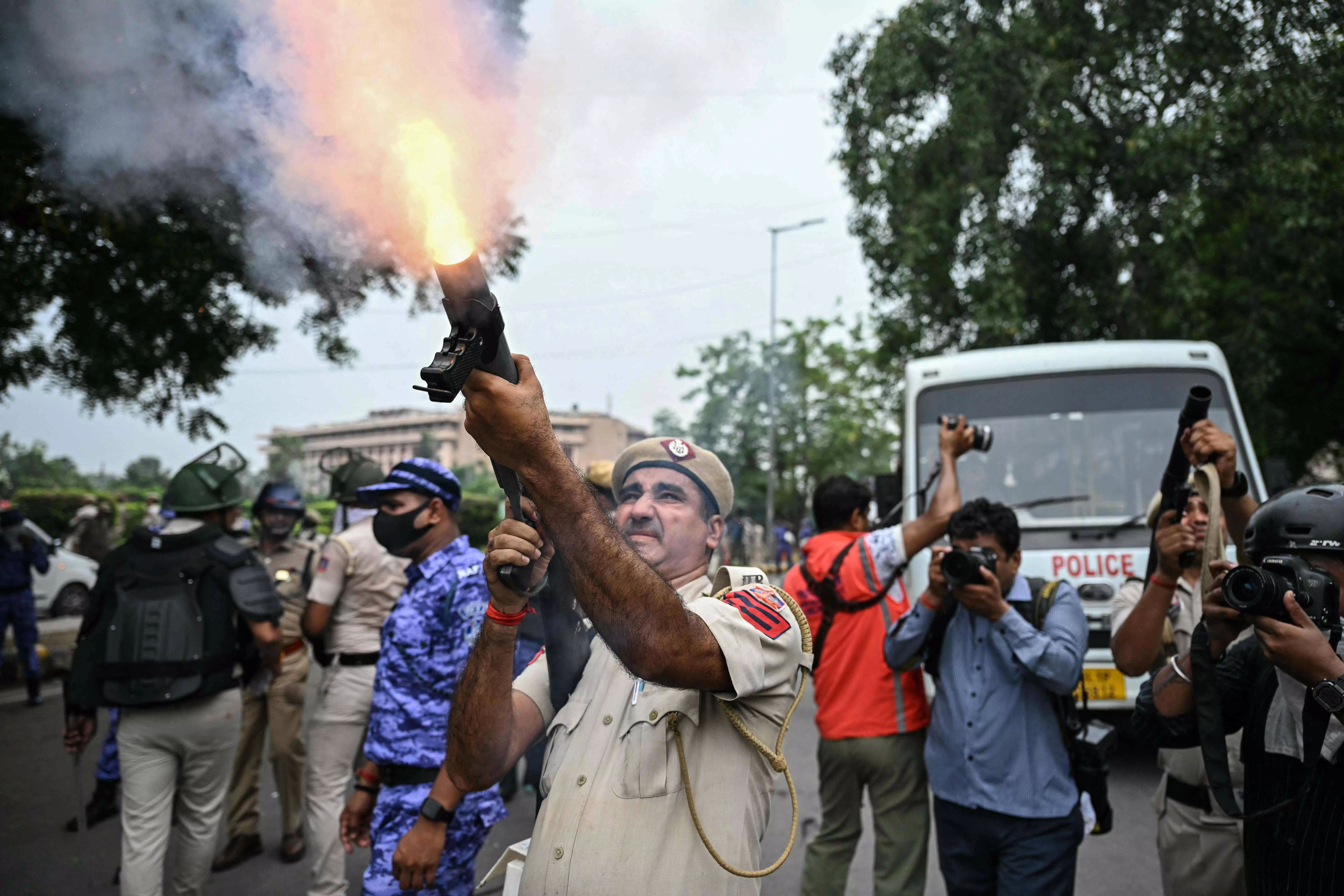 CJP March Turns Tense: Tear Gas Deployed Near Shastri Bhawan CJP March Turns Tense: Tear Gas Deployed Near Shastri Bhawan