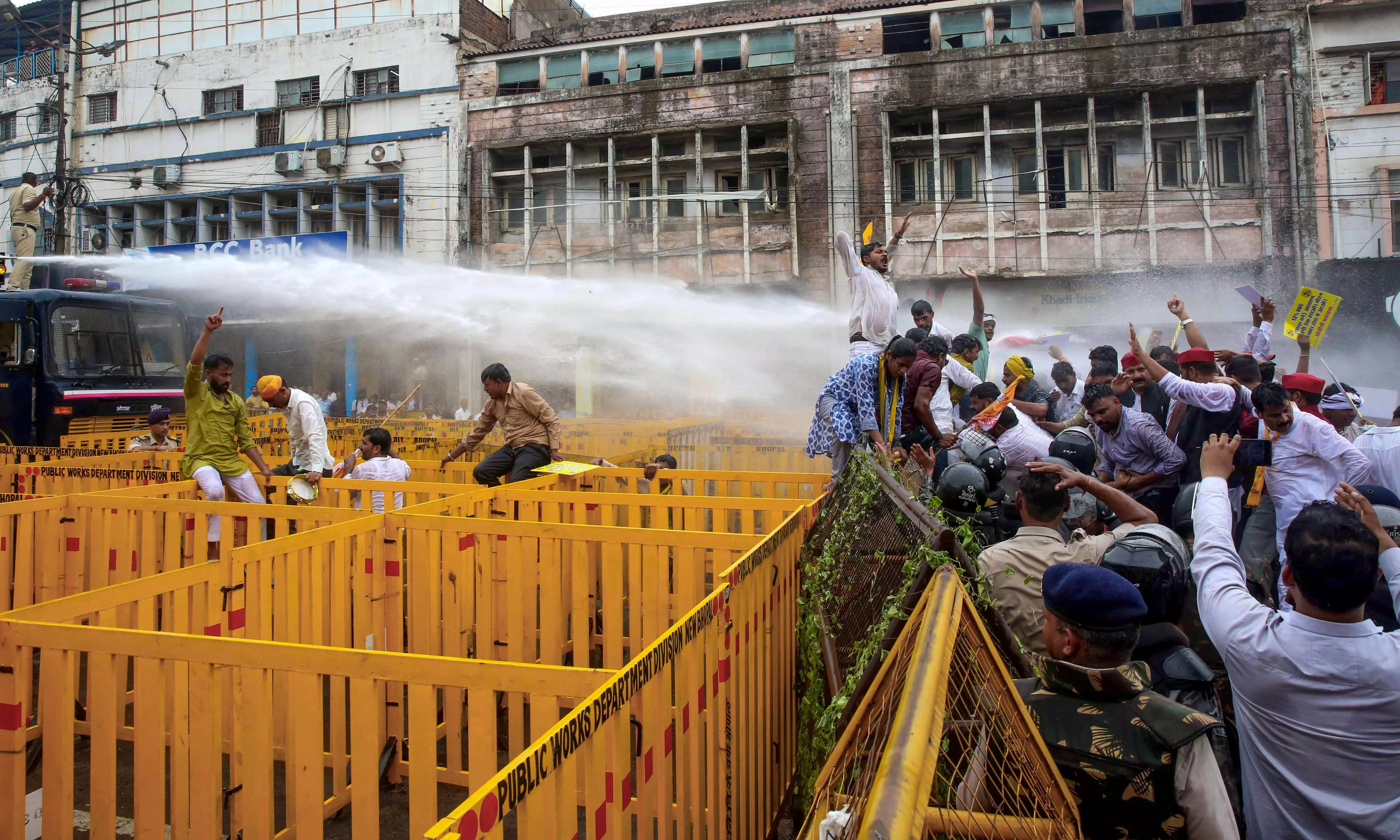 OBC March to MP Assembly Halted; Police Use Water Cannons on Protesters OBC March to MP Assembly Halted; Police Use Water Cannons on Protesters