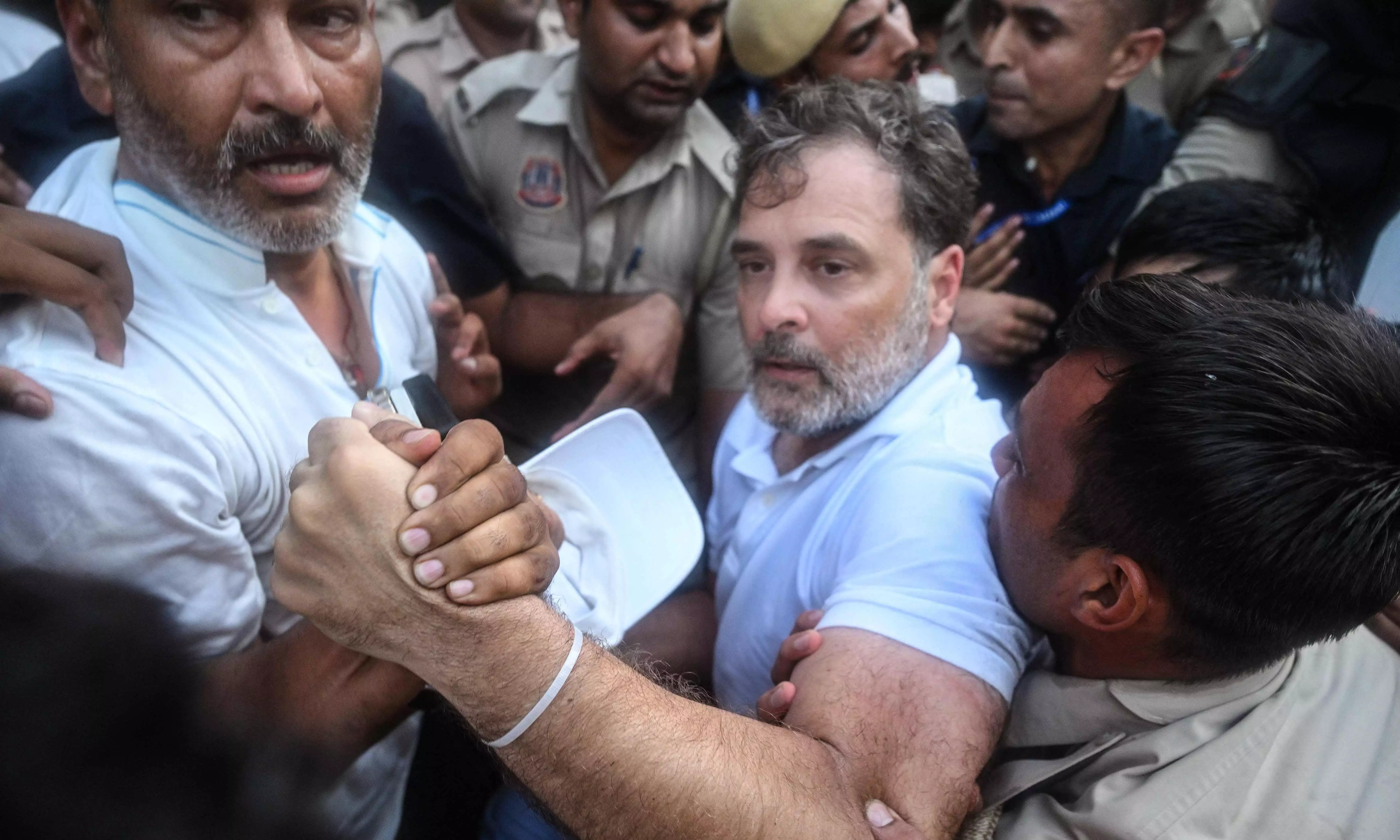 Rahul, Priyanka, Akhilesh Detained, Removed From Protest Site Near PM’s House Rahul, Priyanka, Akhilesh Detained, Removed From Protest Site Near PM’s House