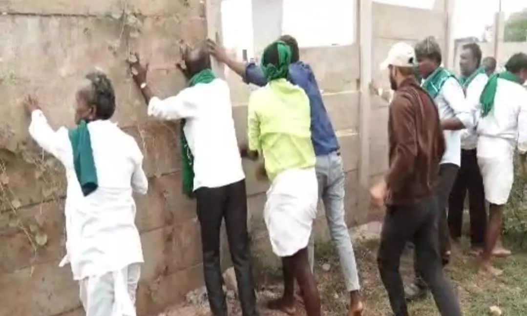 Koppal farmers Storm Baldota Plant During Protest Koppal farmers Storm Baldota Plant During Protest