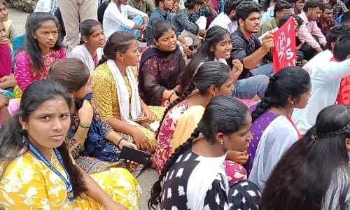 Telangana: JNTUH Engineering College Students Protest Over Hostel Facilities Telangana: JNTUH Engineering College Students Protest Over Hostel Facilities