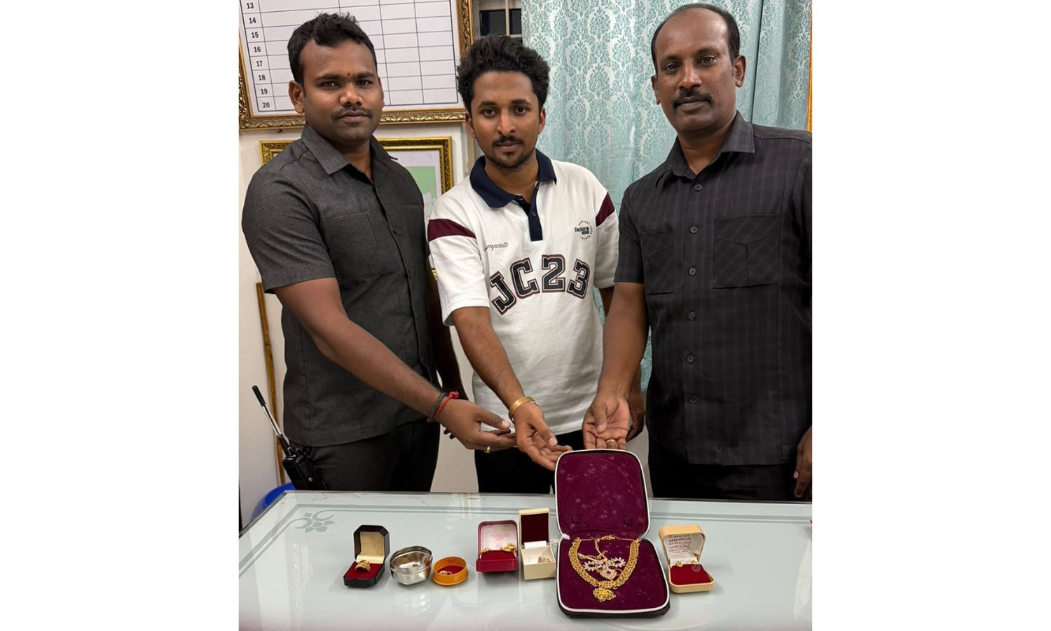 TTD Vigilance Staff Returns Bag with Gold Ornaments to Devotee