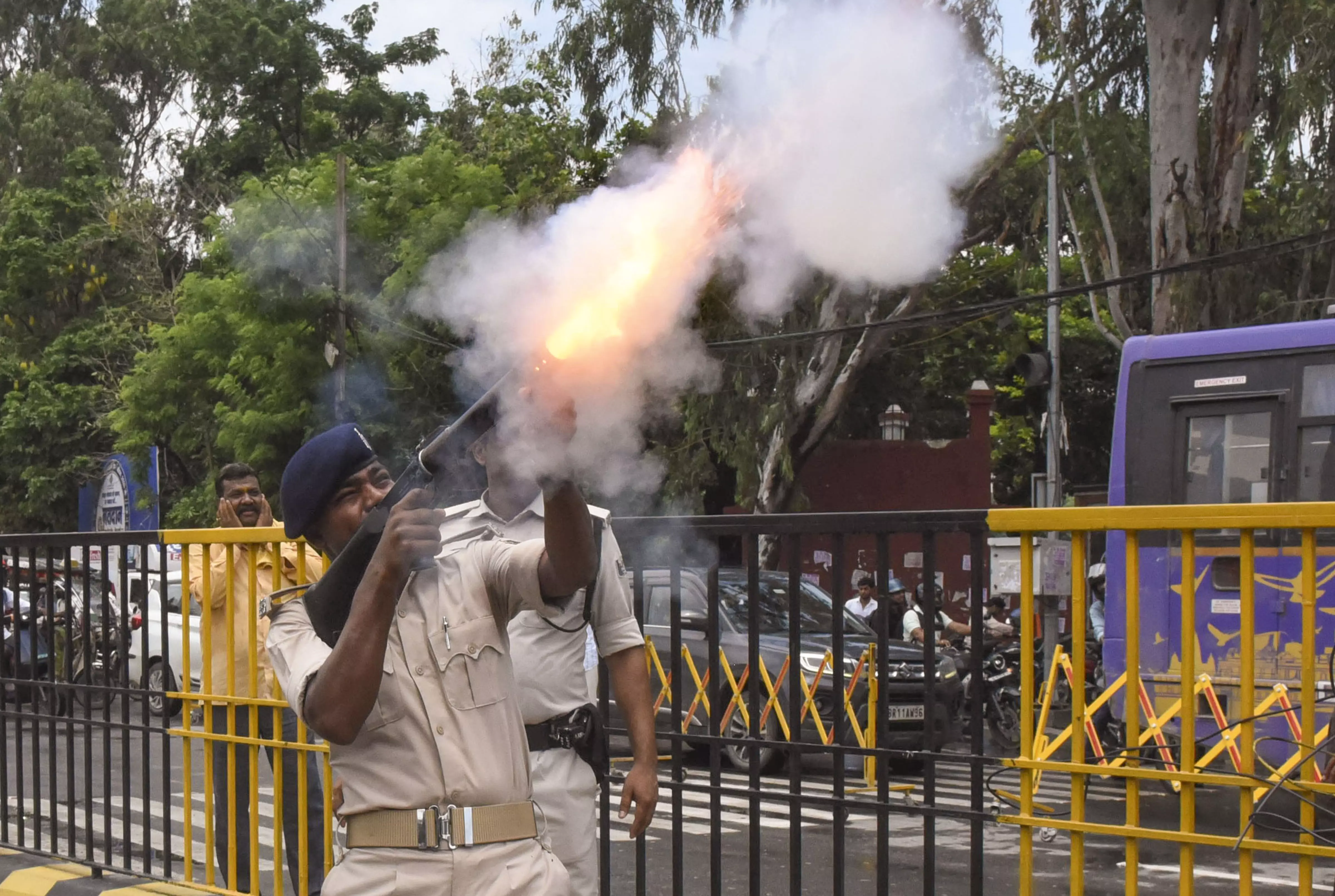 Bihar: Police Fire Tear Gas Shells, Lathicharge Students Demanding Resignation of Pradhan Bihar: Police Fire Tear Gas Shells, Lathicharge Students Demanding Resignation of Pradhan