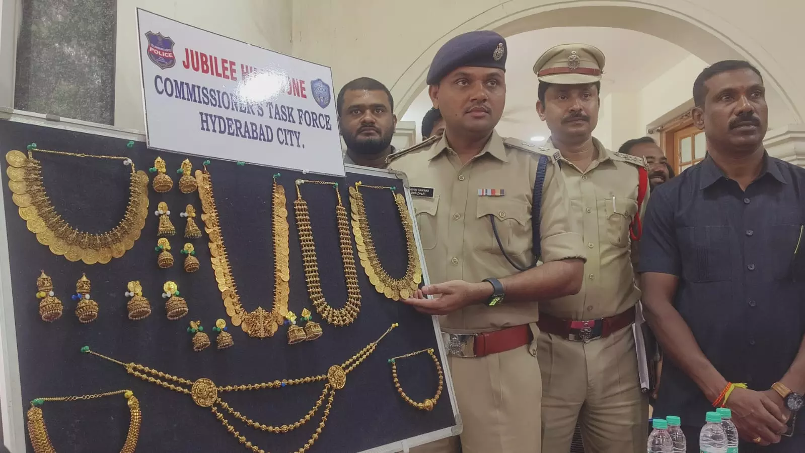 Hyderabad Police Arrest 2, Recover Over 1 Kg Stolen Gold Ornaments Hyderabad Police Arrest 2, Recover Over 1 Kg Stolen Gold Ornaments