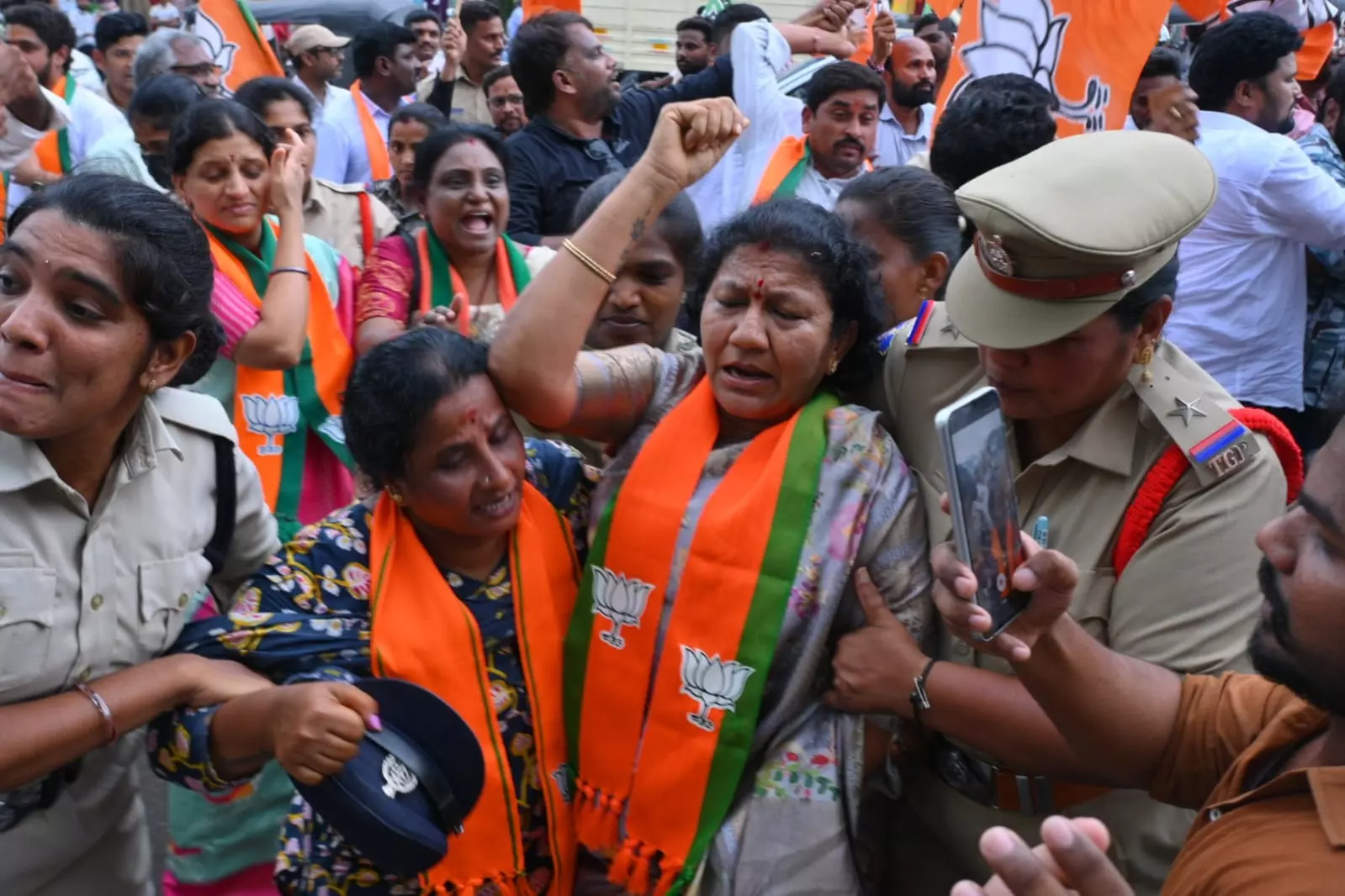 BJP Burns Rahul Gandhi Effigy in Hanamkonda BJP Burns Rahul Gandhi Effigy in Hanamkonda