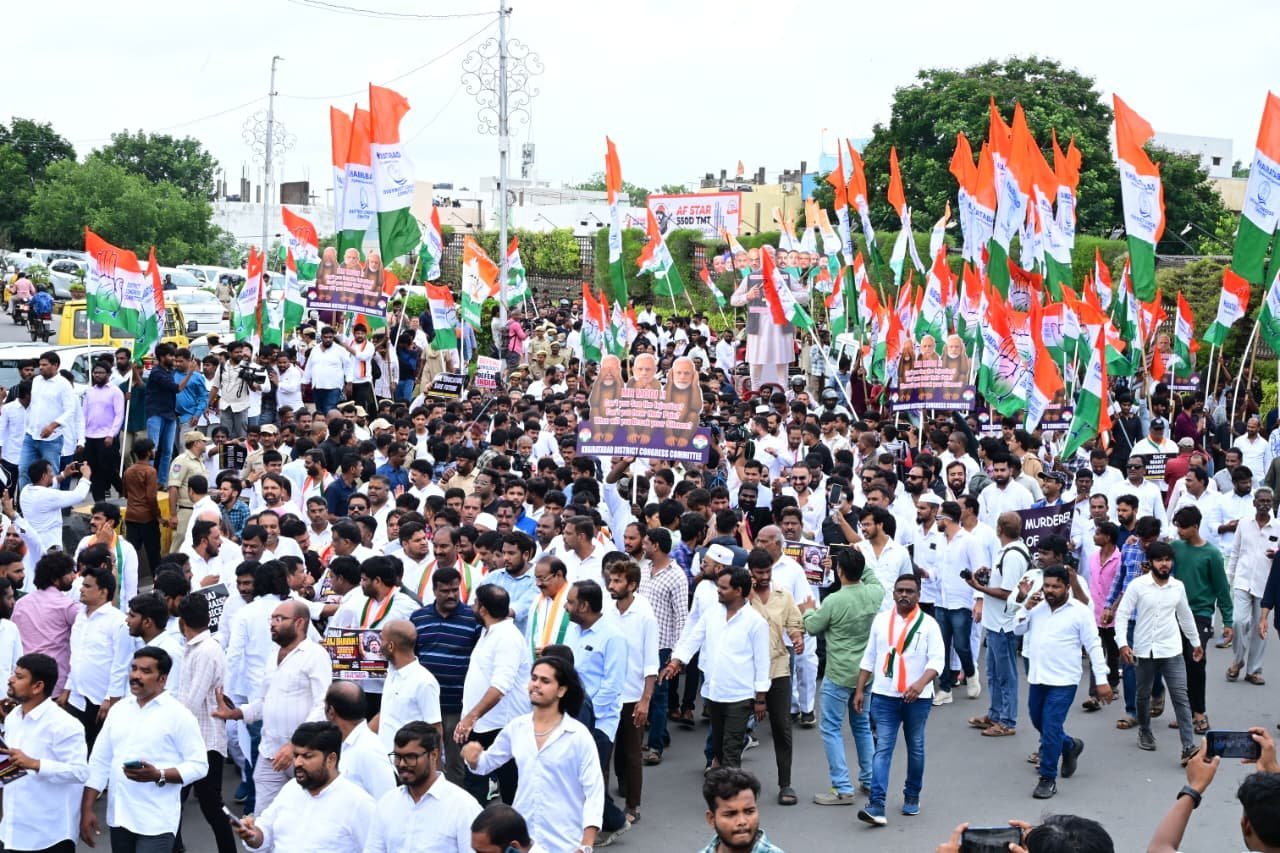 Cong Stages 'Chalo Raj Bhavan' Protest