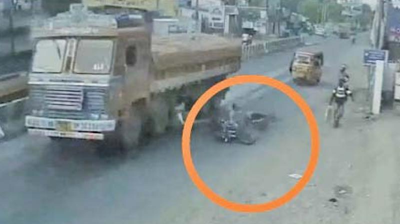 Tanker With Violations Kills Carpenter Near Narsingi