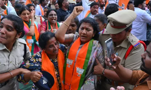 BJP Burns Rahul Gandhi Effigy in Hanamkonda BJP Burns Rahul Gandhi Effigy in Hanamkonda