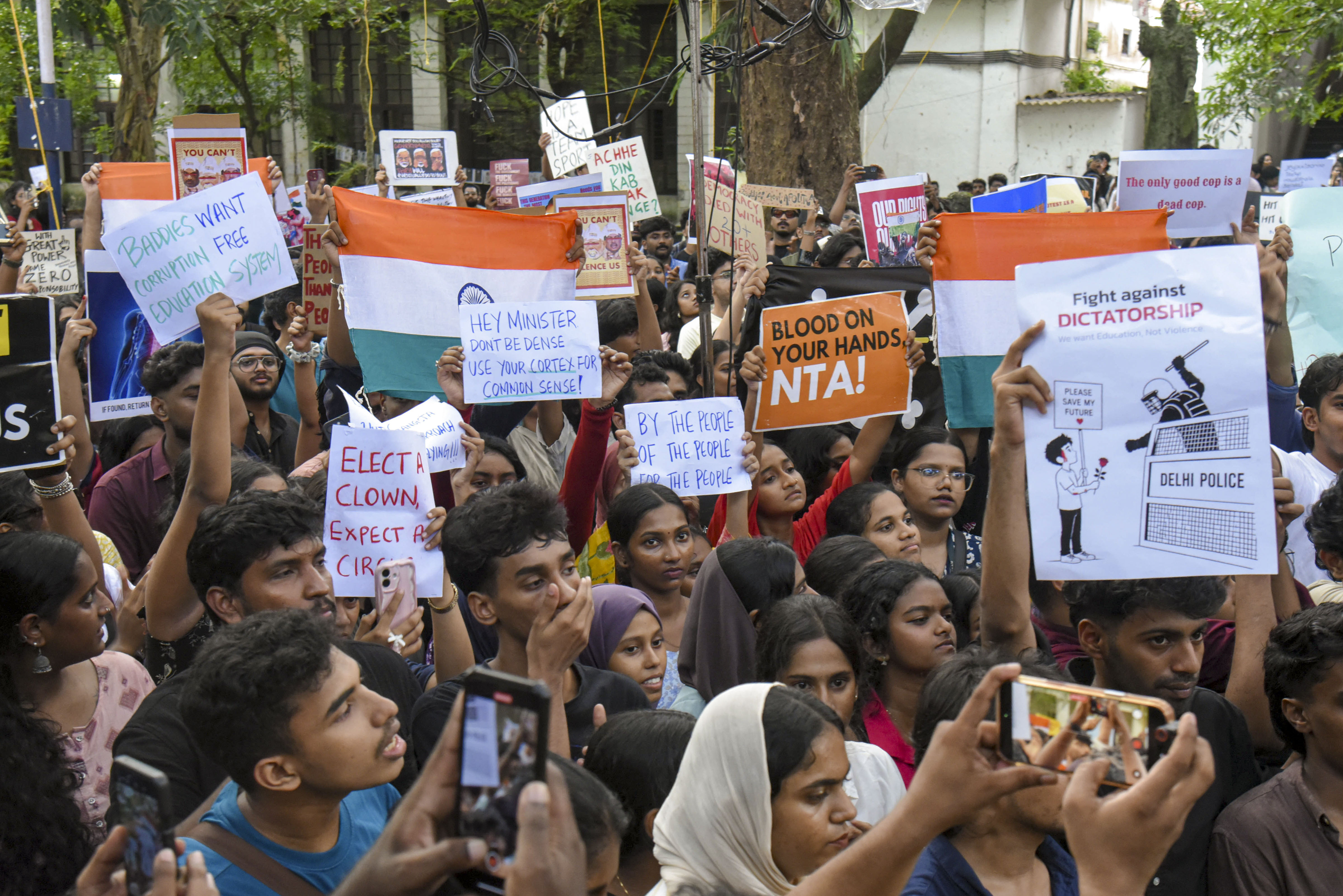 Delhi ACP Suffers Head Injury in Jantar Mantar Stone-Pelting Incident