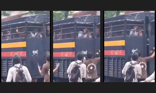 Mumbai: Man Opens Police Van, Helps Detained Student Protesters Escape