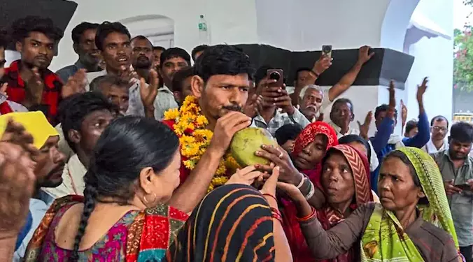Ken-Betwa Activist Amit Bhatnagar Ends 18-Day Hunger Strike Ken-Betwa Activist Amit Bhatnagar Ends 18-Day Hunger Strike