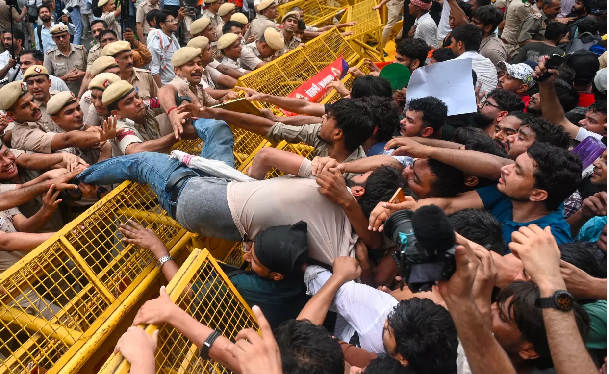 Opposition Slams Cop for Allegedly Manhandling Woman Protester in Mumbai Opposition Slams Cop for Allegedly Manhandling Woman Protester in Mumbai