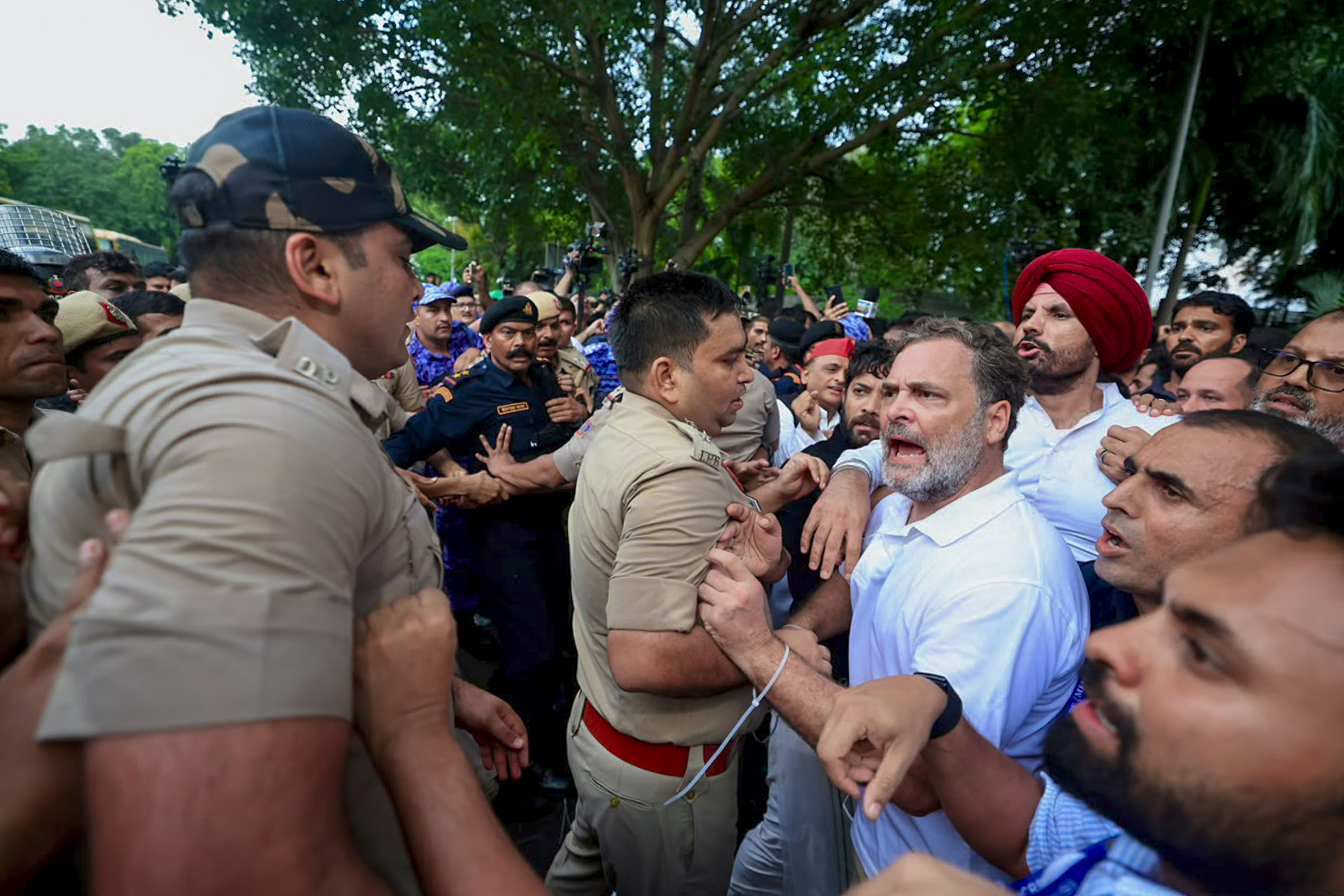 Lawyers Urge CJI to Act on Rahul Gandhi’s Protest Outside PM’s Residence