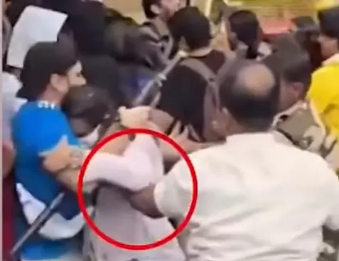Maharashtra: Viral Cop Video Ignites Row; Mumbai Police Deny Misconduct Maharashtra: Viral Cop Video Ignites Row; Mumbai Police Deny Misconduct
