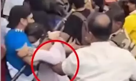Maharashtra: Viral Cop Video Ignites Row; Mumbai Police Deny Misconduct Maharashtra: Viral Cop Video Ignites Row; Mumbai Police Deny Misconduct