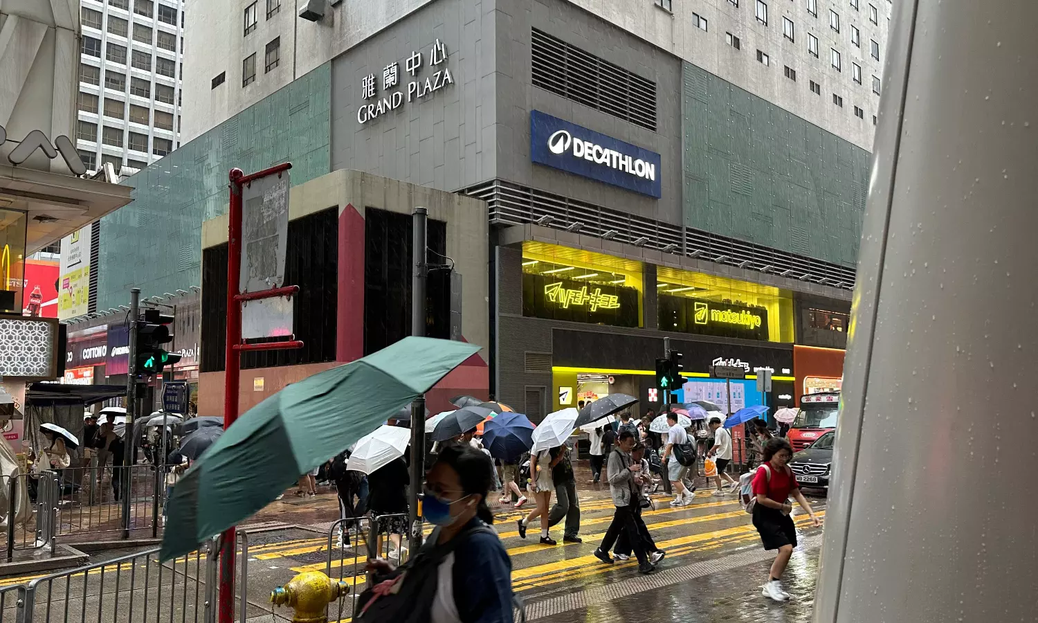 Hong Kong Observatory issues storm signals; Typhoon Noul makes landfall in China, bringing the strong winds and rain