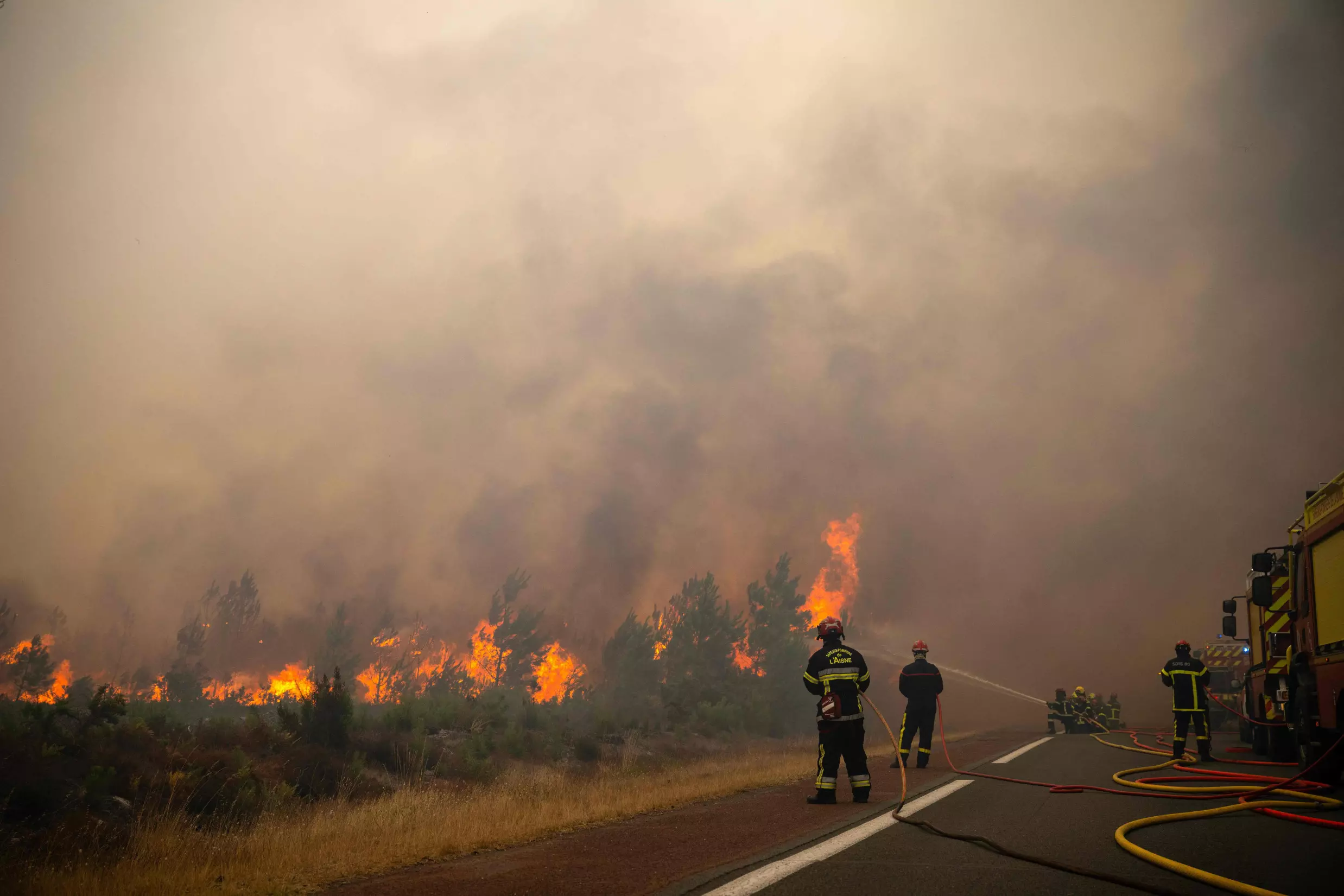 France, Spain Fight Wildfires; Over 250,000 People Evacuated France, Spain Fight Wildfires; Over 250,000 People Evacuated